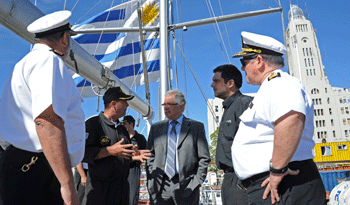 El ministro de Defensa, Jorge Menéndez, y otras autoridades a bordo del Capitán Miranda