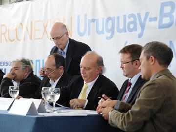 Autoridades firmando convenio