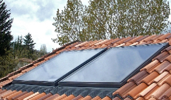 Panel solar en techo de residencia familiar