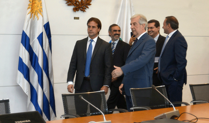 El presidente Tabaré Vázquez, Luis Lacalle Pou y parte de su delegación