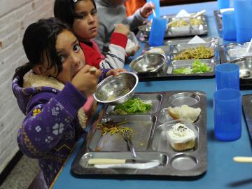Niños y niñas en el comedor escolar