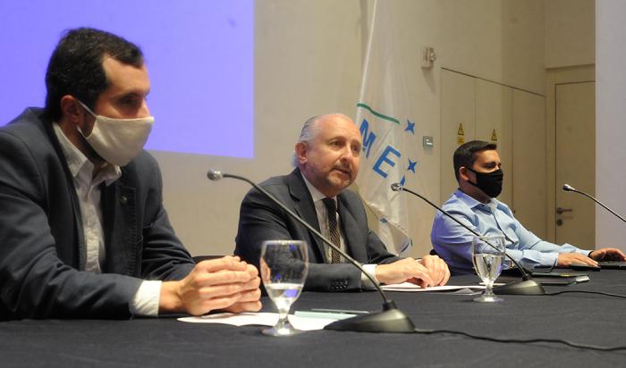 Ministro Pablo da Silveira en presentación de publicación sobre educación no formal