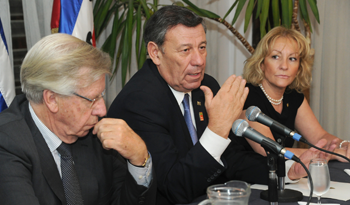 Ministros Danilo Astori, Rodolfo Nin y Carolina Cosse en conferencia de prensa a la llegada de Brasil