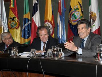 Autoridades disertando