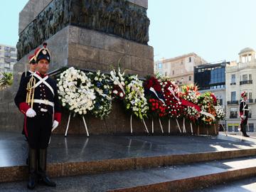 Ofrendas florales de los nuevos embajadores