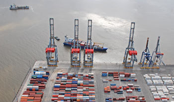 Contenedores en el puerto de Montevideo