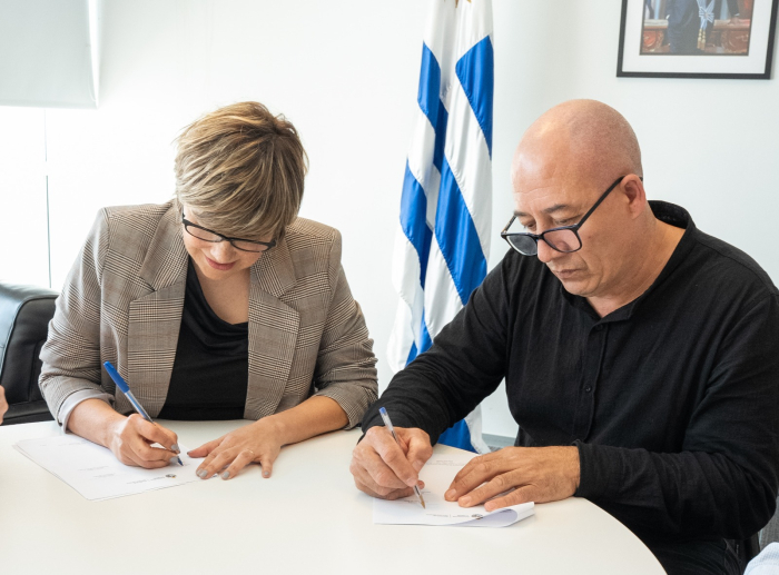Iliana da Silva y Rody Olivera firmando acuerdo