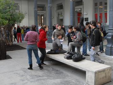 Foto de jóvenes en el patio de un liceo