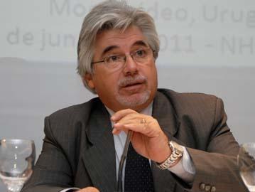 Ministro Aguerre disertando