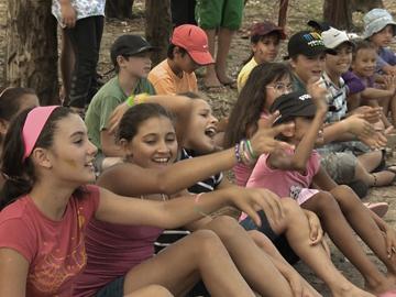 Niños y jóvenes comparten experiencias en un campamento educativo