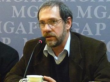 Director José Olascuaga en conferencia de prensa