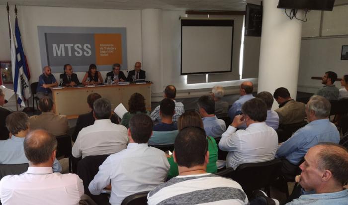 Ernesto Murro presenta publicaciones en sede ministerial