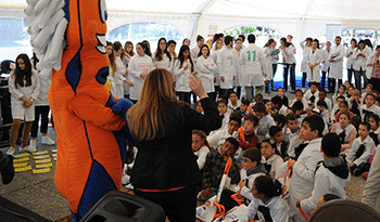 Escolares en el lanzamiento de la 13.ª Semana de la Salud Bucal, plaza Independencia, Montevideo