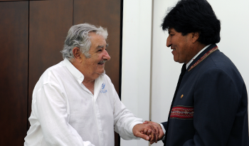 Presidentes José Mujica y Evo Morales se saludan