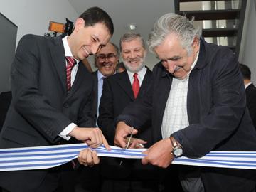 Presidente Mujica con autoridades cortando la cinta