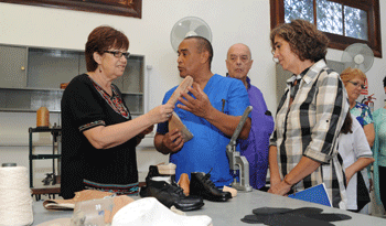 Marina Arismendi en entrega de prótesis Marina Arismendi en entrega de prótesis