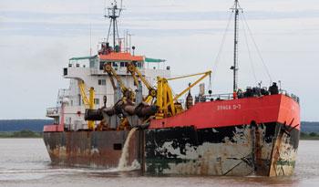 Trabajos de dragado en río Uruguay