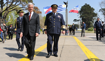 El Presidente Tabaré Vázquez impuso en su cargo al nuevo comandante en jefe de la Fuerza Aérea, Alberto Zanelli