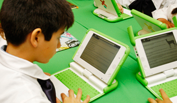 Niño utilizando una computadora del Plan Ceibal
