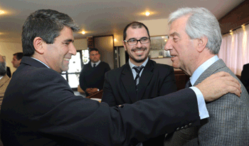 Vicepresidente en ejercicio de la Presidencia, Raúl Sendic, prosecretario Juan Andrés Roballo y Presidente de la República, Tabaré Vázquez