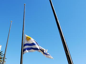 Bandera a media asta