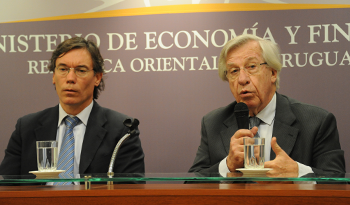 El coordinador ministerial de Inclusión, Martín Vallcorba, y el ministro de Economía y Finanzas, Danilo Astori,