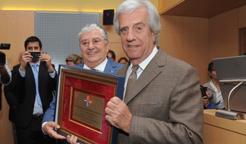 El Presidente Tabaré Vázquez recibe un reconocimiento por su labor como médico en el Cendytma