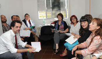 Ministra de Desarrollo Social, Marina Arismendi, en reunión con representantes de la sociedad de Maldonado