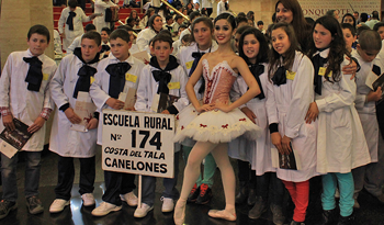 Niños y niñas con representantes del Ballet Nacional del Sodre
