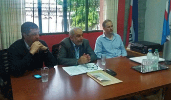 Netto junto a autoridades locales