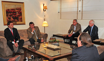 Ministro de Relaciones Exteriores, Rodolfo Nin, con dirigentes de la Asociación Rural del Uruguay