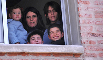 Familia accede a vivienda, foto de archivo