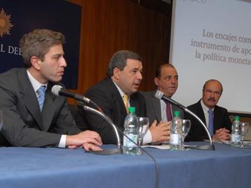 Vista de mesa mientras habla Mario Bergara