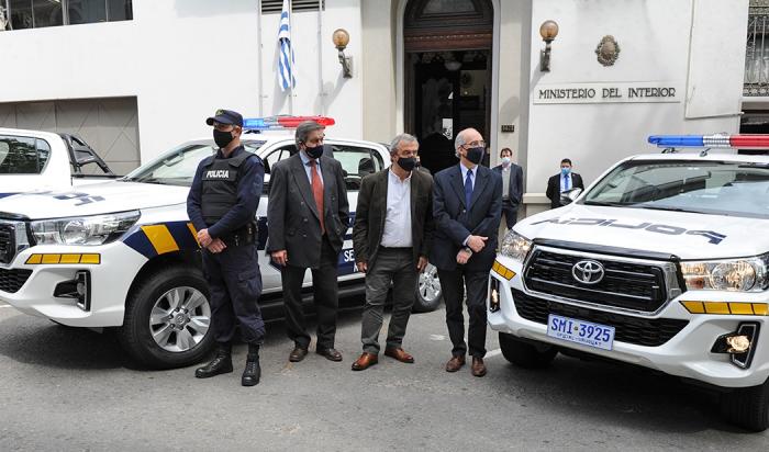 Jorge Larrañaga y Carlos María Uriarte frente a la sede del Ministerio del Interior