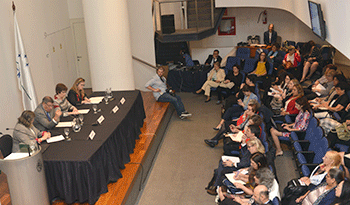 Autoridades en mesa sobre políticas de igualdad de género