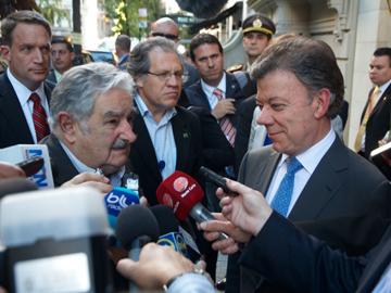 Presidentes José Mujica de Uruguay y Manuel Santos de Colombia en diálogo con periodistas, en Nueva York
