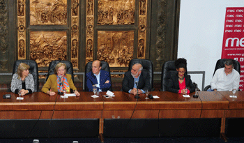 Autoridades en entrega de diplomas