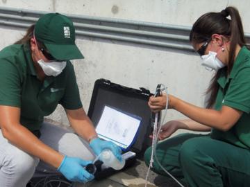 Funcionarios en tareas de control ambiental