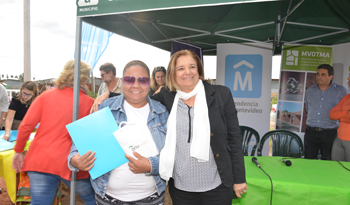 Ministra Eneida de León con beneficiaria de vivienda