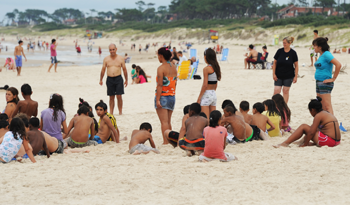 Integrantes del Plan Juntos disfrutan de un día de playa