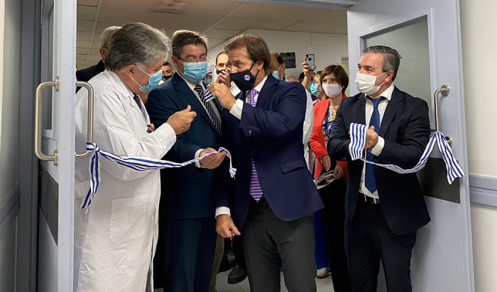 Lacalle Pou y autoridades sanitarias en corte de cinta