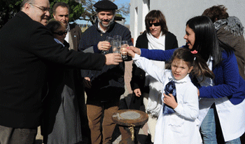 Niños y autoridades brindan por el nuevo servicio de agua potable