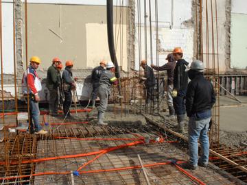 Obreros en construcción de nuevos edificios