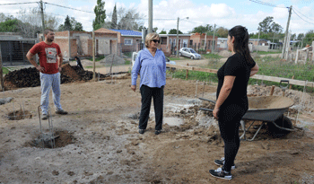 Ministra Eneida de León con vecinos de Florida