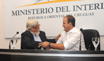 Ministro Bonomi en firma de convenio con SMU