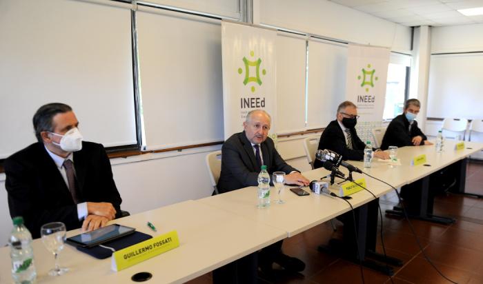 Autoridades del Ineed junto al ministro Pablo da Silveira