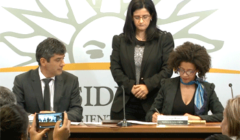 Firma de compromiso entre Correo y Banco República.