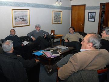 Reunión de autoridades tratando temas de interés