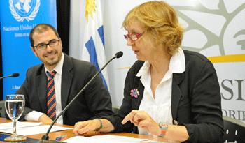 Prosecretario Juan Andrés Roballo junto a representante del sistema de ONU en Uruguay, Denise Cook