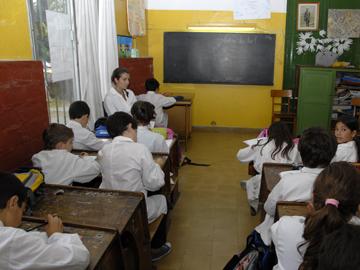 Niños en salón de escuela